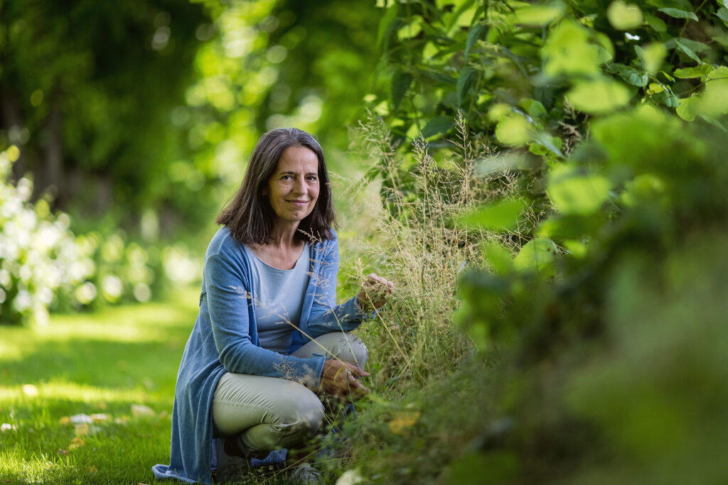 Antje sitzend in der Natur