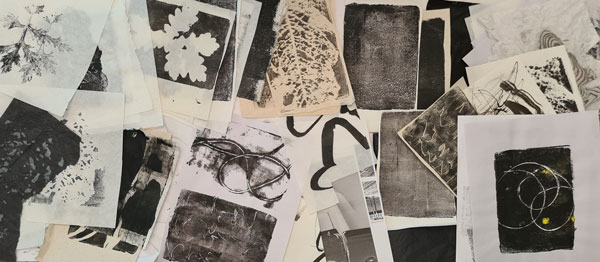Collage Papiere selbst bemalt und bedruckt in schwarz-weiss